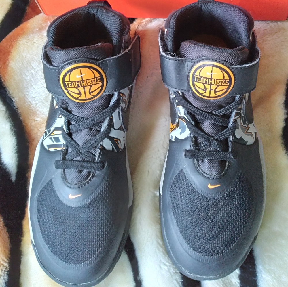 NIKE Team Hustle